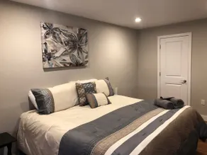 Modern 2 bedrooms Free Gated Parking in CenterCity - Image 4