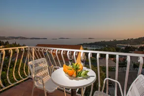 Deluxe apartment in Mlini with swimming pool - Image 2