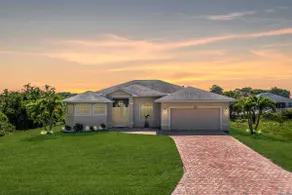 Luxurious & Spacious Canal Home with Heated Pool - Image 4