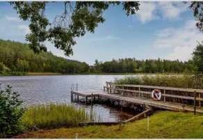 Accommodation with private lake property - Image 4