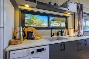 A spacious bungalow offering sea and beach comfort - Image 5