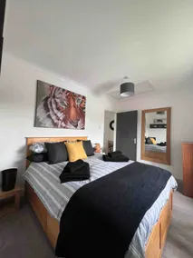 Stylish One Bed Apartment - Image 2