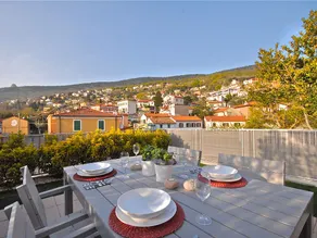 Apt in villa with private garden - Image 3