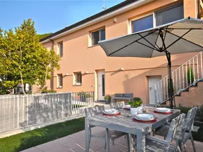 Apt in villa with private garden - Image 2
