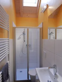 Bright apartment in newly renovated brick house - Image 4