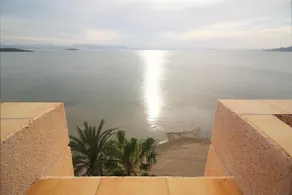 Beachfront penthouse. Unique views. - Image 3