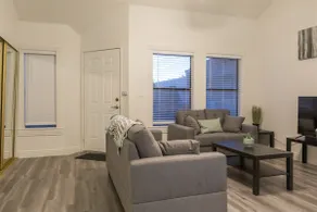 Cozy condo near MCC with pool, BBQ, covered parking - Image 5