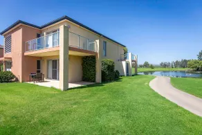 VILLA ON THE GREEN || The perfect Hunter location - Image 2