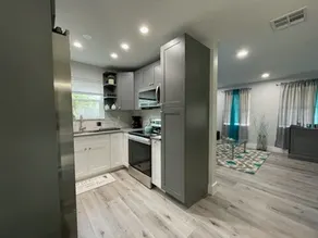 Boutique resort style home with new pool near all - Image 5
