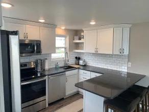 Lakefront Family Friendly Home with Large Sandy Beach and Beautiful Views - Image 5