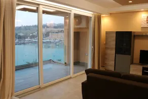 Seafront-sleeps 6-free wifi-Apt 2 - Image 2