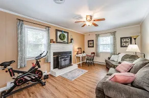 Kelly's Comfortable Quinton Home - Image 3