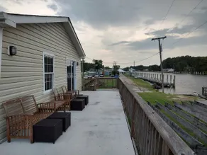 Carrick Bend | Top-Floor Hideaway + Balcony on ICW - Image 3