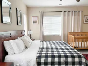 Clovis Large 3 Bedroom Family Home with Crib - Image 4
