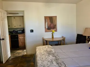 Summer rates! Peaceful, private entrance- close-in - Image 2