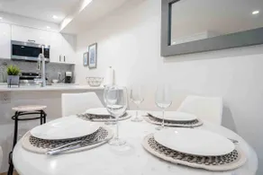 Stylish 2BR/1BA close to City Centre bsmt suite - Image 3
