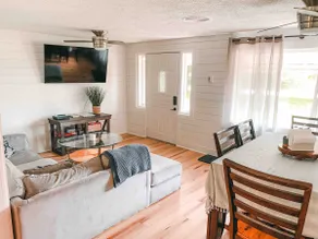 LAKEHOUSE/HOT TUB/8 MILES TO DOWNTOWN/ON 60 ACRES - Image 3
