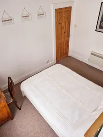 Spacious two bedroom flat close to city centre - Image 4