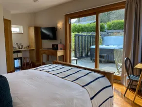 Darroch Garden Room # 2 hot tub in Luss Loch Lomond - Image 2