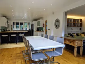 Detached 4 Bedroom Luxury Home - Image 2