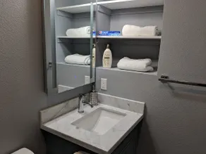 Cozy Luxury Studio with A/C near Airport! - Image 3
