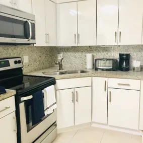 Location! Walk everywhere in Coconut Grove - Image 4