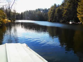 Lakefront cabin getaway - Image 3