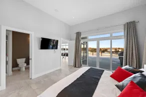 Charming Modern Waterfront Cottage - Image 4