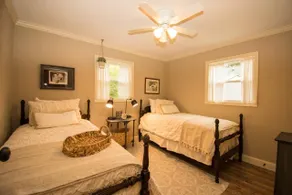 Quaint and cozy Cottage off Historic Square! - Image 5