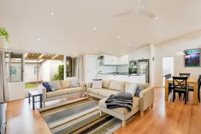 The Deckhouse I Pet Friendly I 2 Mins to Beach - Image 2