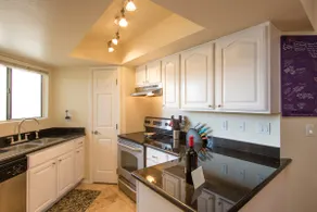 Beautiful, centrally located, super comfy beds! - Image 5