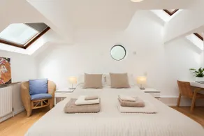 Bright & airy duplex on Thames Path - Image 4