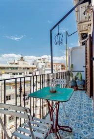 2-BR TOP FLOOR APT. IN TRENDY RUZAFA! AC+WiFi - Image 2