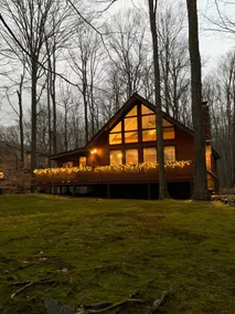 Mountain Lodge by the Lake in the Poconos - Image 3
