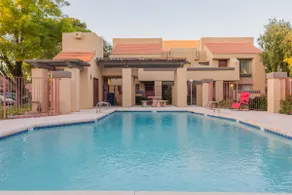 Cozy condo near MCC with pool, BBQ, covered parking - Image 2