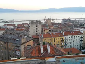 Sea view balcony, free street parking - Image 3