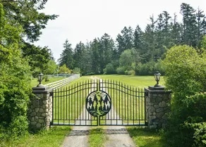 Charmant domaine en front de mer de 4 chambres sur une superficie avec plage privée et bouée. - Image 2