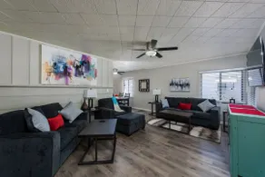 The Getaway-Large 5 Star! King Bed Great Location! - Image 2
