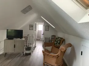 Renovated cottage with lake access & yard - Image 4