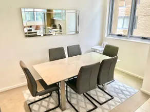 Spacious Stay in the Heart of the City - Image 4