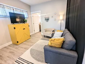 Clean-Modern-New-Breezy Stay for Travelers - Image 2