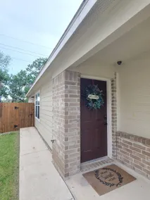 Modern unique 3 bedroom home with indoor fireplace, updated to today standards. - Image 2