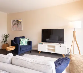 Glenelg Luxury Beachside - Views*Wine*Foxtel*Wifi - Image 3