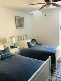 Adorable 1 bedroom unit with patio. - Image 5