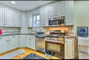 Cheerful 2 Bedroom Basement & Separate Entrance. - Image 5