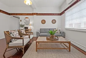 Art Deco in Ascot! ~ 2 Bed / 1 Bath / 1 Car - Image 2