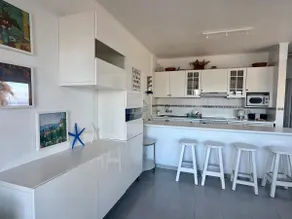 Stunning views 2bed appt by the ocean with parking - Image 3