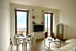 Stylish Lakefront House - Image 5