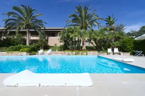Beachfront apartment with pool - Image 2