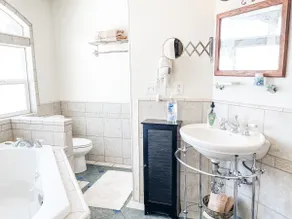 #7 Jacuzzi tub|Balcony| Historic Downtown suite - Image 4
